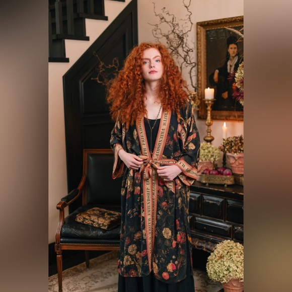 ⭐️NEW⭐️ Heart of Gold Vintage Victorian Art Full Length Duster Robe - Picture 14 of 15